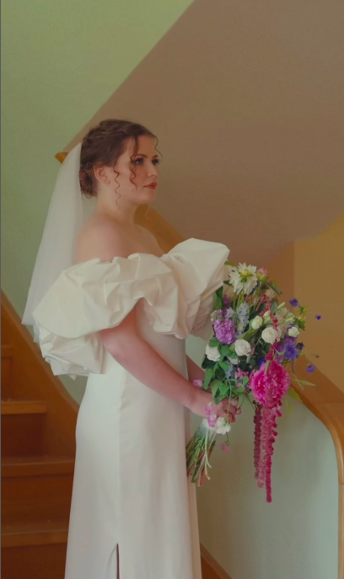 Berenika měla na svatbě krásné šaty.