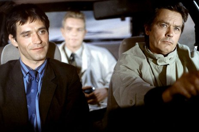 Alan Delon se objevil i v akční krimi Nebuďte policajta (1988), kterou rovněž nabízí iVysílání,...