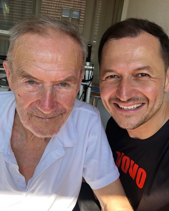 Co myslíte, podobá se náš slavný moderátor svému tátovi? 