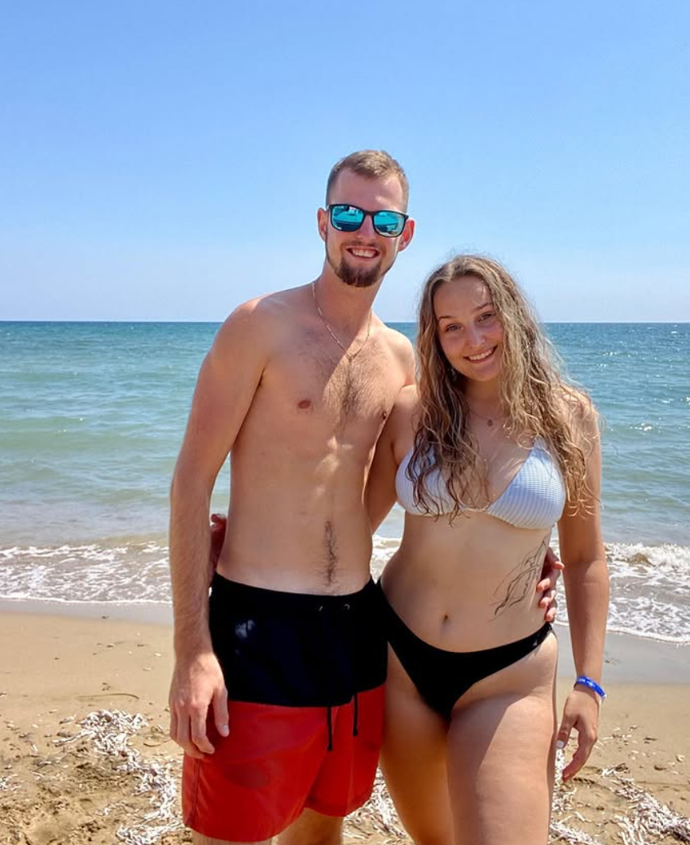 Stejně jako jeho přítelkyně, sympatická kladivářka Sára Plucnarová. 