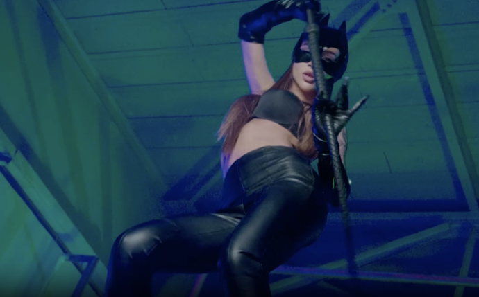 Playmate Caroline je sexy kočičí žena.