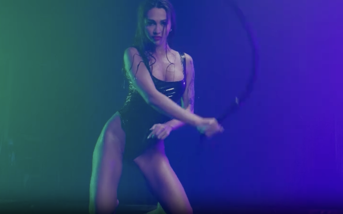 Playmate Caroline je sexy kočičí žena.