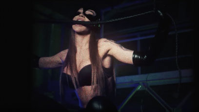 FOTO: Playmate Caroline celá v latexu.