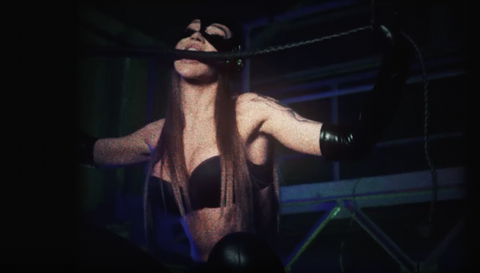 Playmate Caroline celá v latexu.