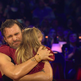 Leoš Mareš v objetí s dcerou během StarDance Tour.