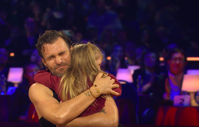 Leoš Mareš v objetí s dcerou během StarDance Tour.