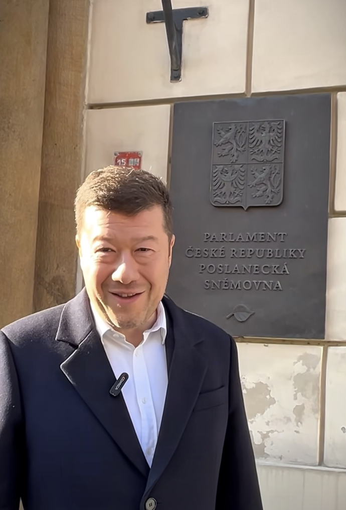 Tomio Okamura nechal sundat ukrajinskou vlajku z budovy Poslanecké sněmovny.