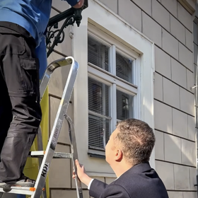 Okamurův krok po nástupu do čela Sněmovny: sundání ukrajinské vlajky z české parlamentní budovy. 