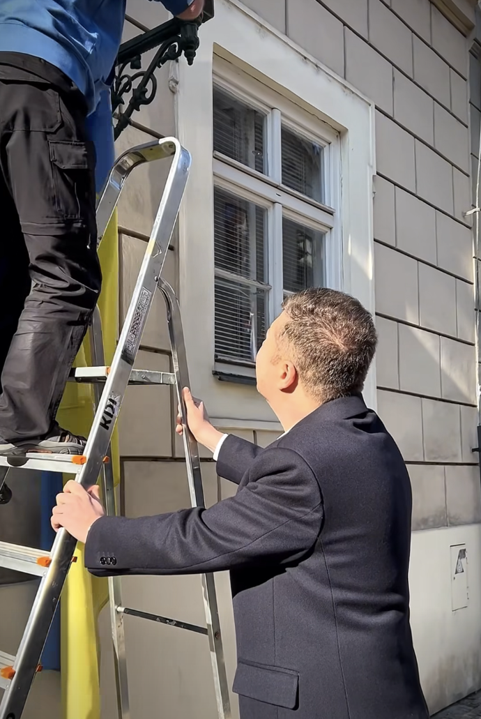 Okamurův krok po nástupu do čela Sněmovny: sundání ukrajinské vlajky z české parlamentní budovy. 