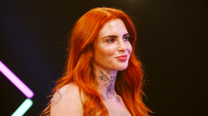 Žhavá zrzka Tereza se vrátila do nahé seznamky najít muže, který zvládne její přímost, vášeň pro fitness i tvorbu na erotické modré stránce. 