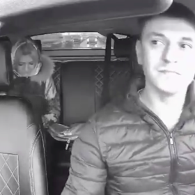 Taxikář ji po výhrůžce bedlivě sledoval.