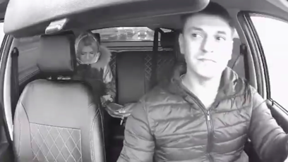 FOTO: Taxikář ji po výhružce bedlivě sledoval.