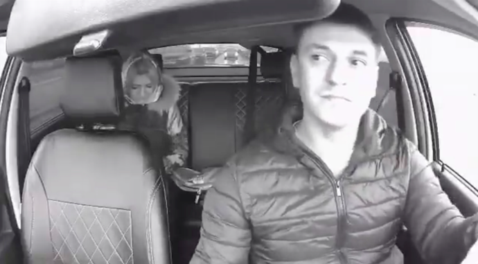 Taxikář ji po výhrůžce bedlivě sledoval.