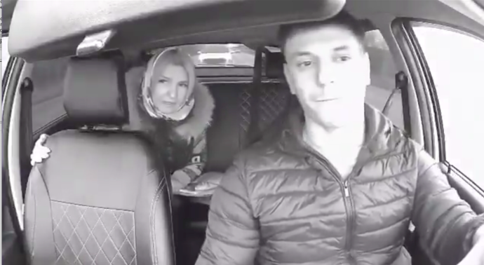 Babka taxikářovi následně řekla, že pojedou na hřbitov.