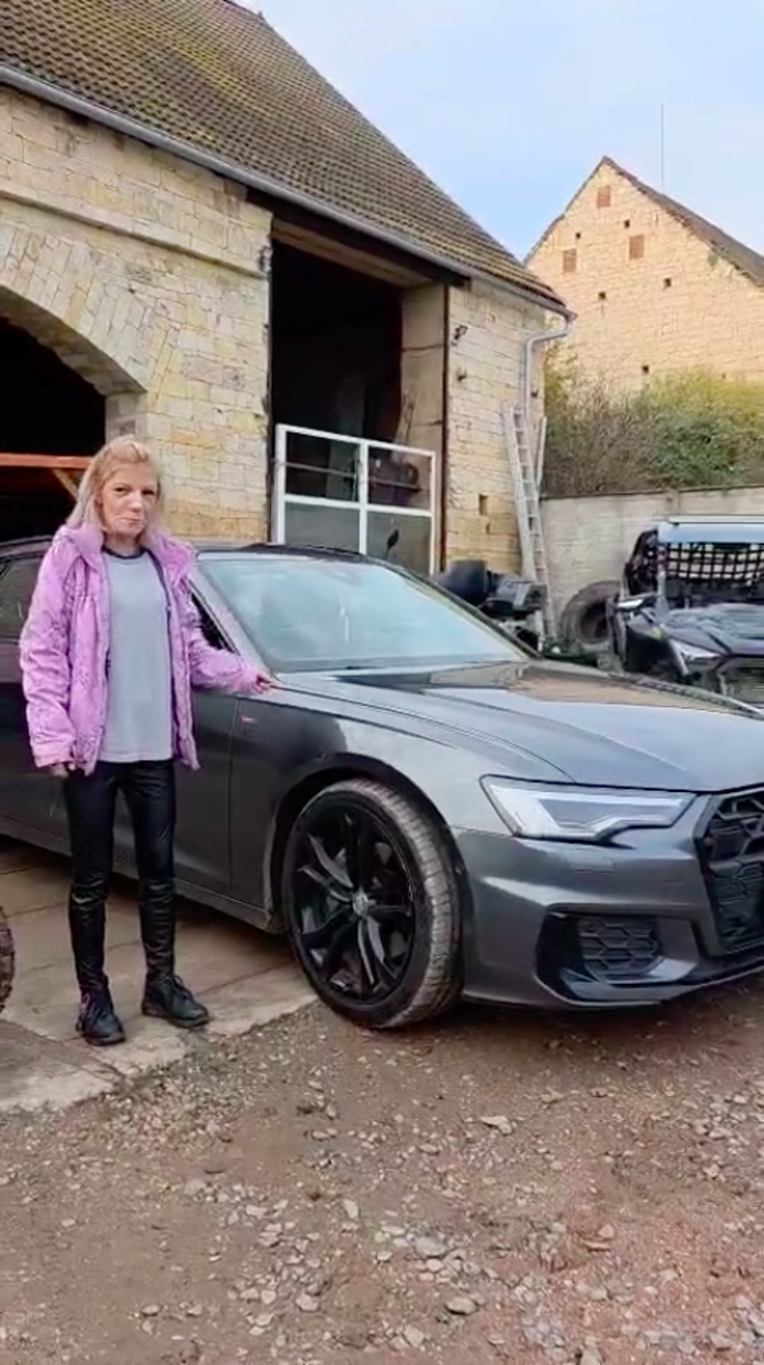 Adéla prodává auto.