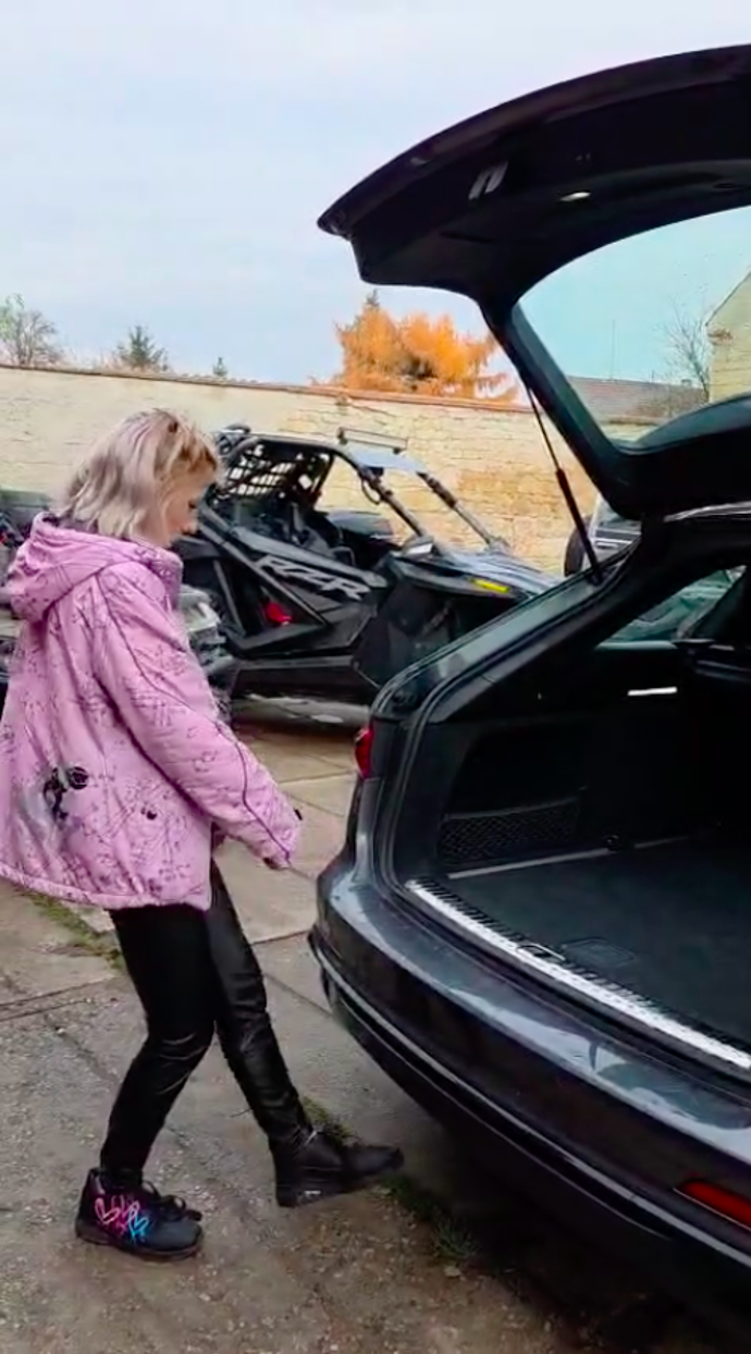 Adéla měla trable s kufrem.