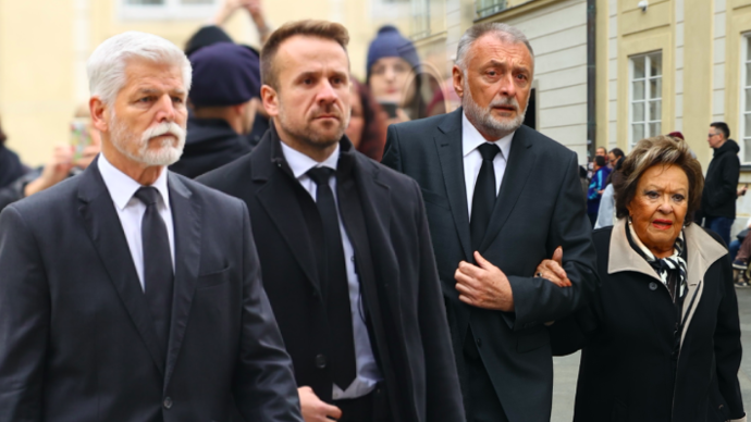 Zdrcená Bohdalová, Zeman po operaci i osamocený Turek: Vzácní hosté na posledním rozloučení s Dukou 