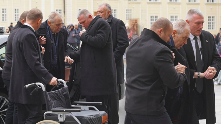 Překvapení na pohřbu Duky: Zeman se pár dní po operaci objevil na veřejnosti, do katedrály došel po svých