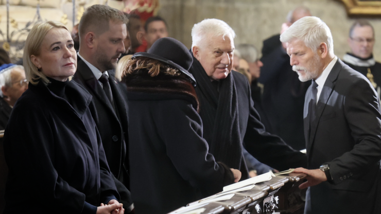 Politici na pohřbu kardinála Duky.