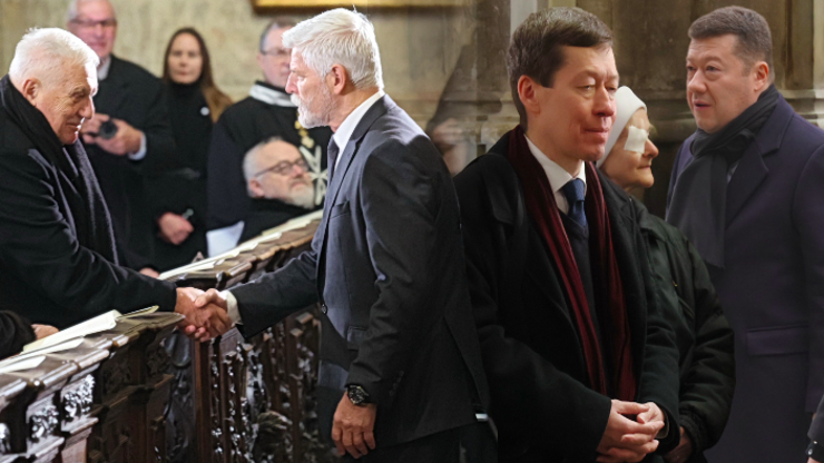 Prezident v obklopení kritiků i rozhádaní bratři Okamurové. Nejzásadnější momenty z pohřbu Duky