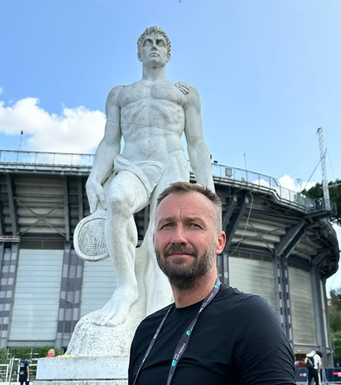 Je také autorem hned několika knižních publikací. 