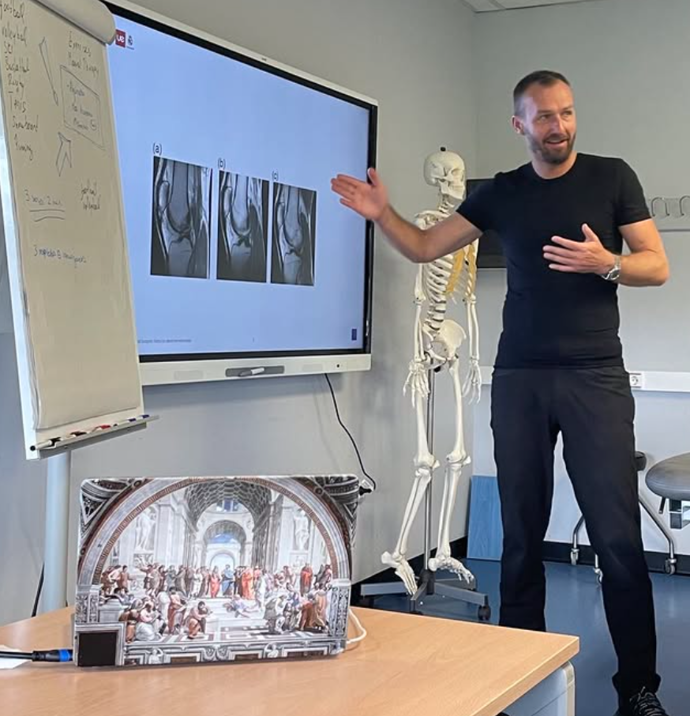 Jeho přednášky bývají beznadějně vyprodané. 