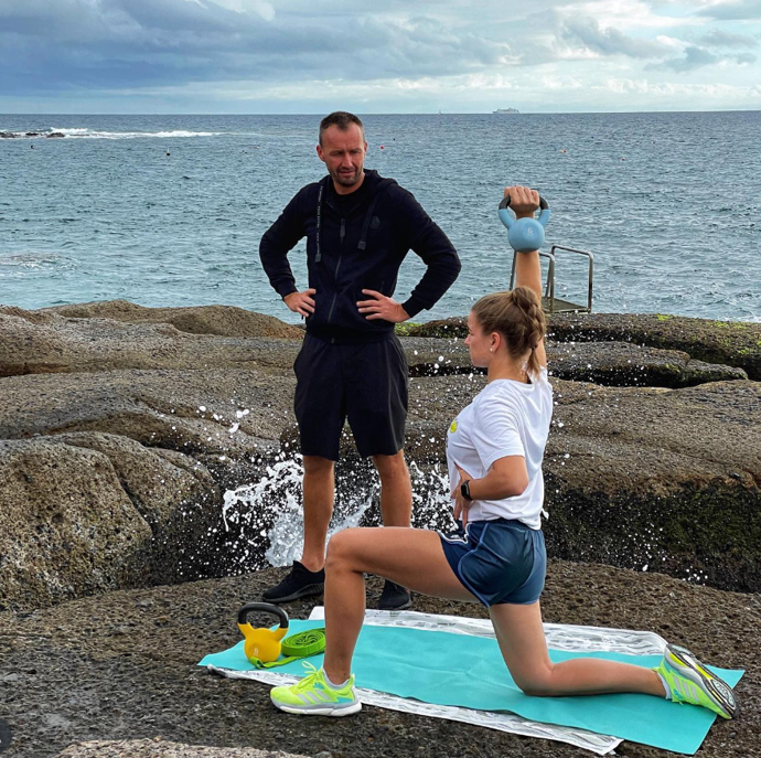 Trénuje také například s tenistkou Karolínou Muchovou. 