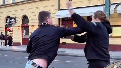 FOTO: Muž dal Adamovi první ránu.