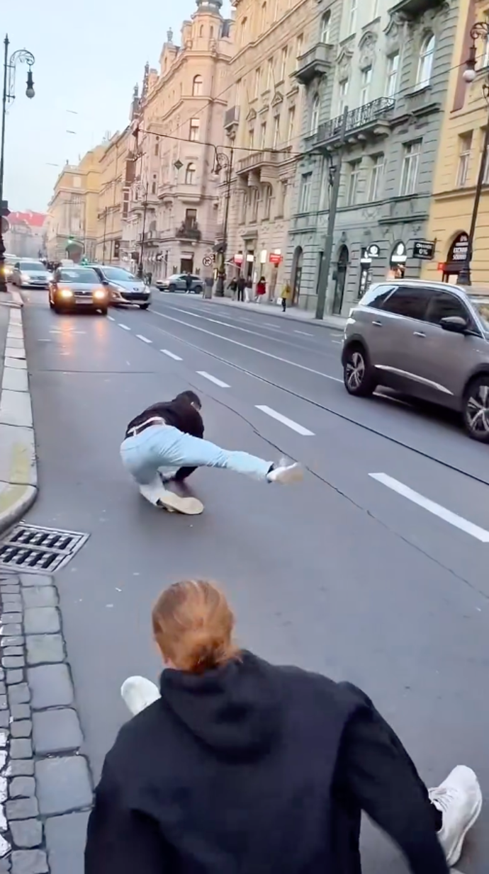 Oba se najednou srazili na zem.