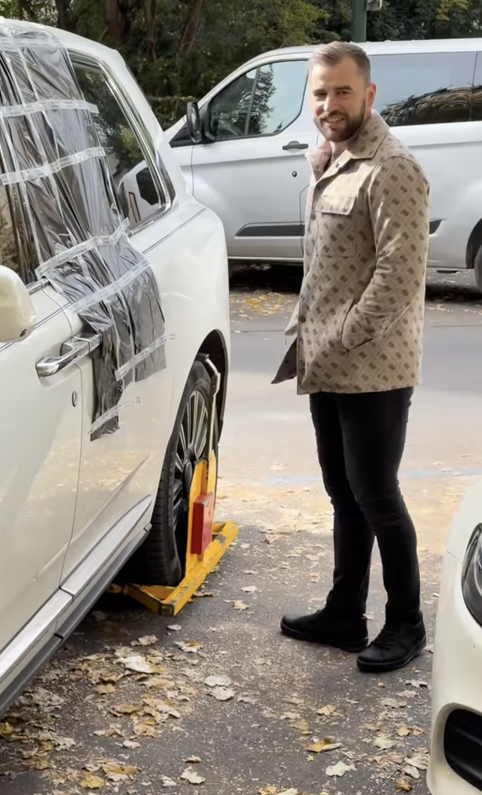 Auto Leoše Mareše někdo poničil, policie pak vozu nasadila botičku. 