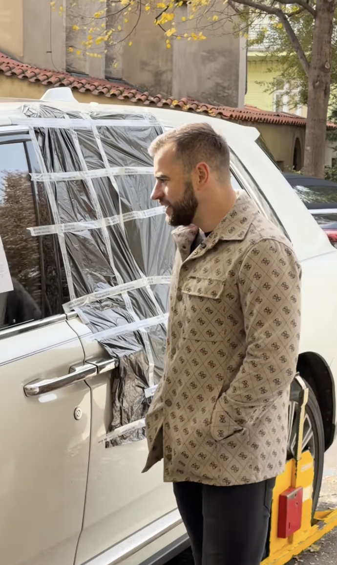 Auto Leoše Mareše někdo poničil, policie pak vozu nasadila botičku. 