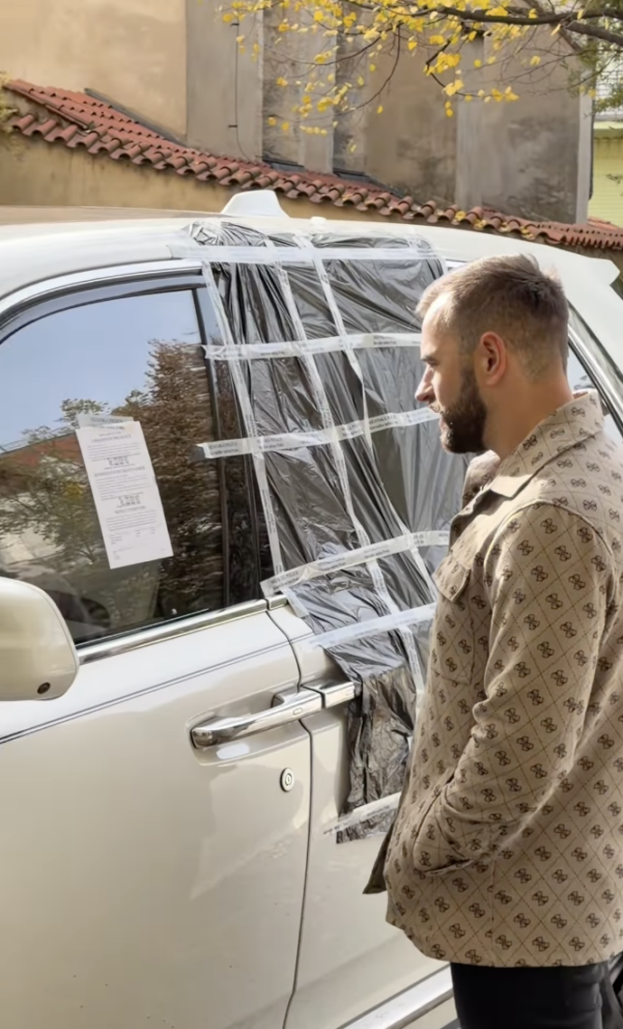 Na voze Leoše Mareše je policejní oznámení. 