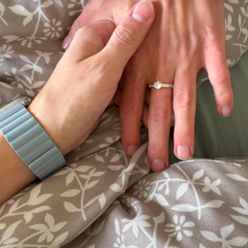 Adéla nosí prstýnek na prostředníčku.