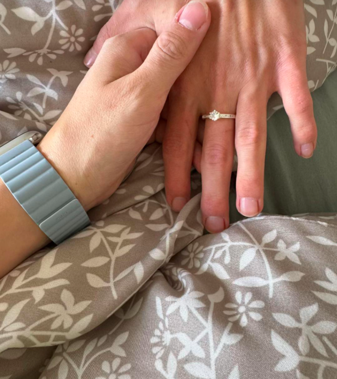 Adéla nosí prstýnek na prostředníčku.