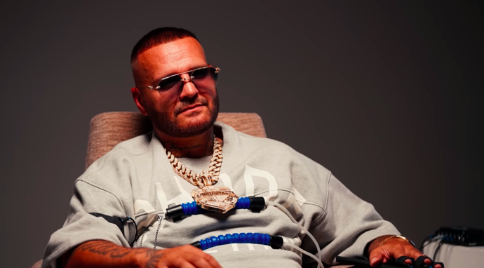 Rytmus je v komentářích pod videem za hlupáka.