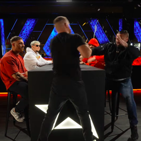 Nejdříve dostal Novotný vajíčkem od Rybky.