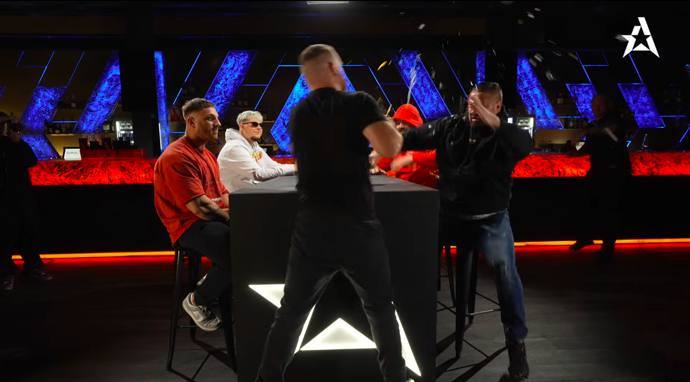 Nejdříve dostal Novotný vajíčkem od Rybky.