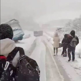 Sníh ochromil dopravu na Slovensku.