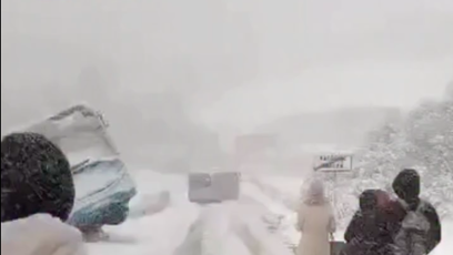 FOTO: Sníh ochromil dopravu na Slovensku