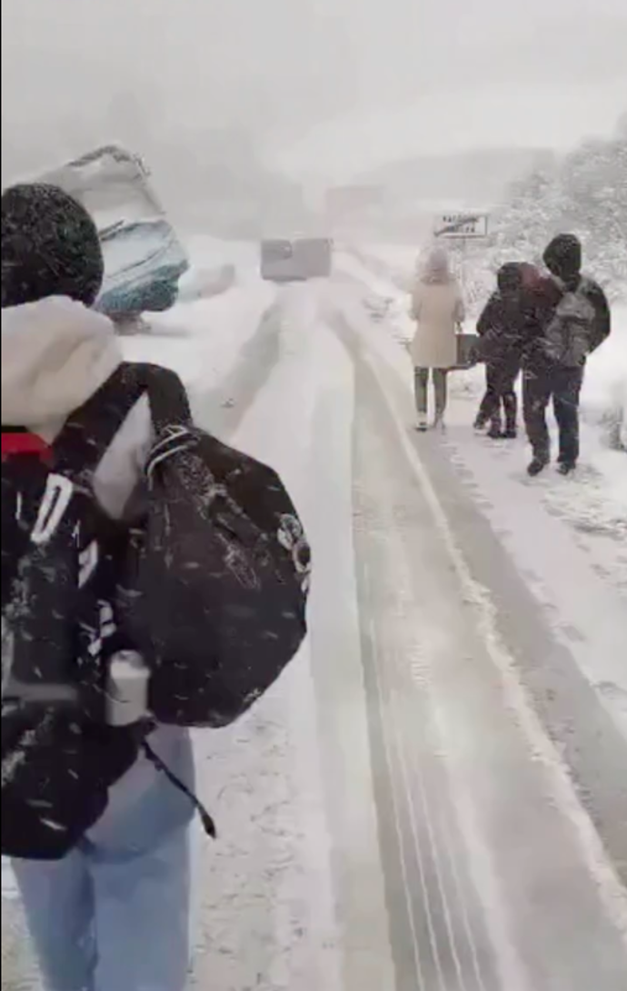 Sníh ochromil dopravu na Slovensku.