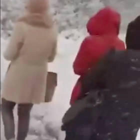 Cestující z autobusu mrzli na silnici.