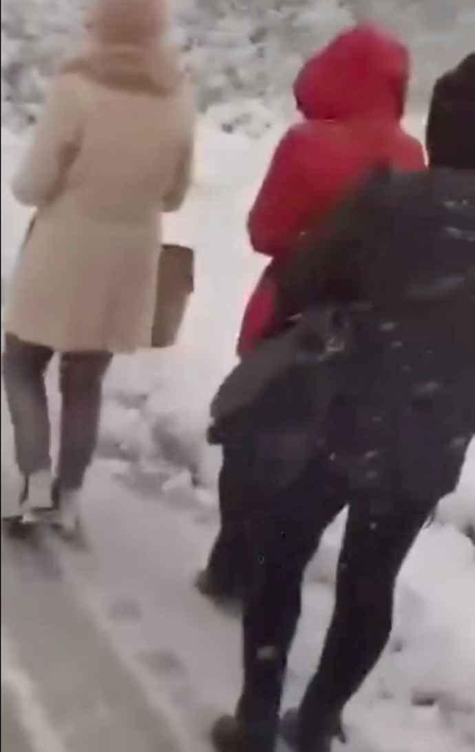 Cestující z autobusu mrzli na silnici.