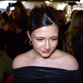 Záležet si dala na účesu a také večerním líčení. 19. prosince jí bude 13 let. 