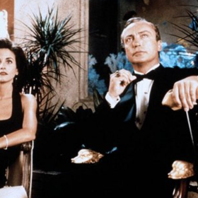 Udo Kier a Courteney Cox ve filmu Ace Ventura: Zvířecí detektiv.