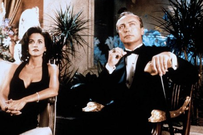 Udo Kier a Courteney Cox ve filmu Ace Ventura: Zvířecí detektiv.