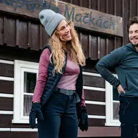 Aneta Krejčíková a Igor Orozovič v komedii Na horách.