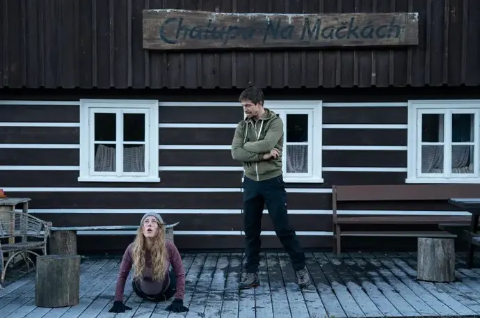 Komedie Na horách nás zavede na horskou chatu.