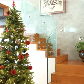 V bytě Štefana Margity je dlouho před svátky na první pohled vidět, že má rád Vánoce.