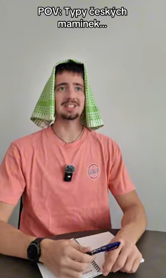 Zahraje s přehledem ženské i mužské role.