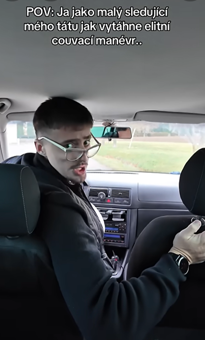 David Vácha si ve svých skečích často bere na paškál své rodiče.